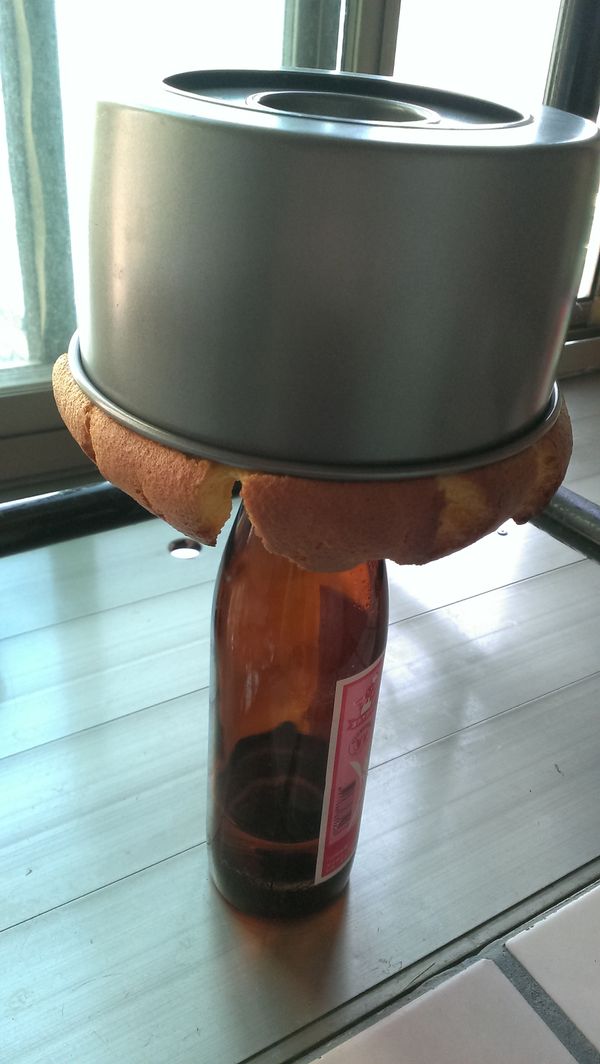 出爐後的蛋糕在桌上敲一下，震出熱氣後倒扣，放到全涼以後再脫模