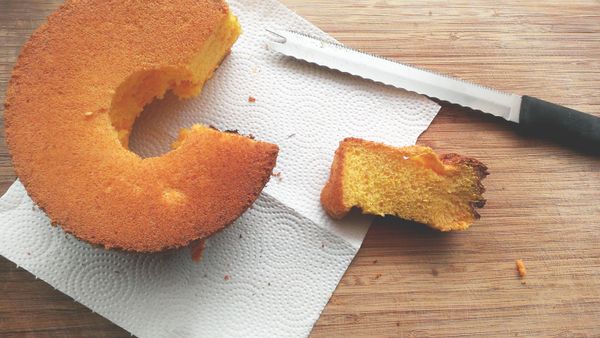 戚風蛋糕很有彈性，可以沿著圓模按壓一周(或用尖刀貼模壁畫一圈)，從分離模下方往上一推，最後拿較扁平的尖刀，在烤模底盤畫一圈，就可以輕鬆脫模了!