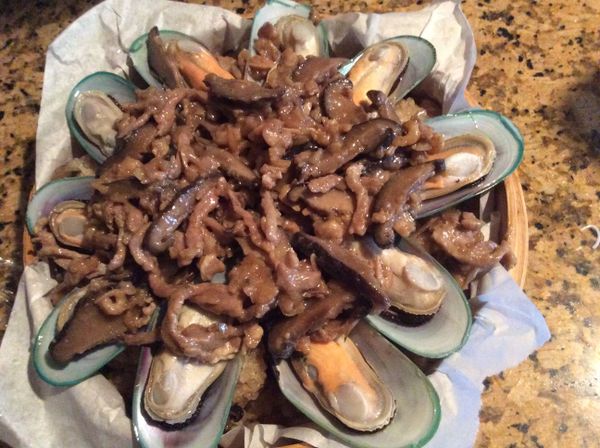 把剛才預先留下的餡料舖在淡菜上，再放入大蒸籠蒸5分鐘即可。淡菜我們這裡只有冷凍的，是已經處理過煮熟的，所以不要蒸太久，免得把淡菜蒸老了。上桌前撒上香菜，香噴噴的淡菜米糕就完成了。