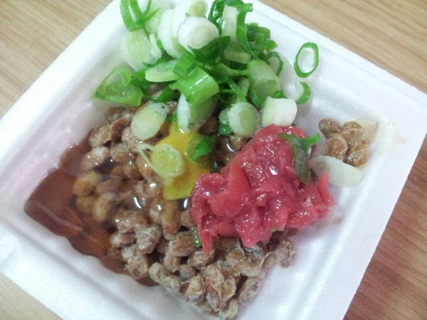 納豆打開把調味料包加入納豆中 ; 蔥切蔥花 ; 梅子切碎