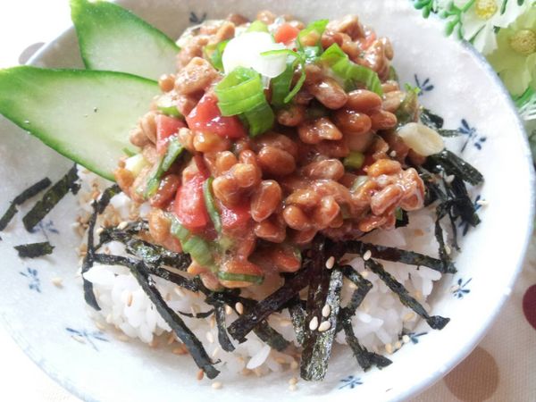 放上二片薄切小黃瓜片, 再倒入拌好的納豆即可