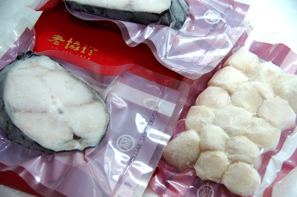 阿拉斯加黑鱈魚、加拿大野生干貝都被真空冷凍處理的乾淨衛生，每一份食材包裝上都標示上清晰的保存期限，百般呵護的食材收到時就跟剛捕獲時一樣新鮮！