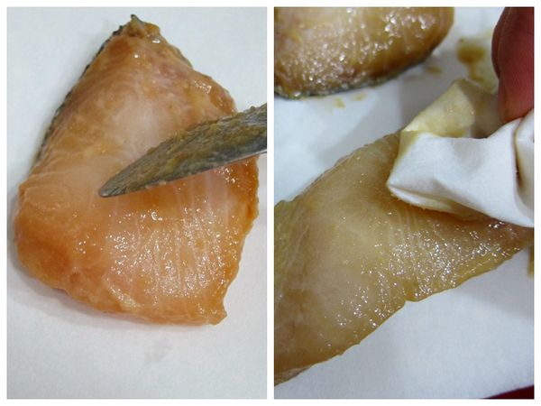 取出鱈魚塊，先以湯匙刮除魚肉上的味噌醬，再用廚房紙巾擦拭乾淨。(味噌醬容易燒成焦黑，去除乾淨後的西京燒成品更美麗！) 烤箱底部鋪錫箔紙防滴，魚塊放烤架上以180度C烤15分鐘後完成。