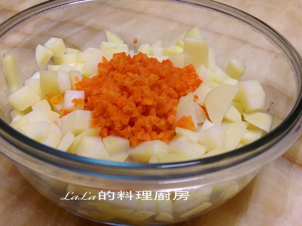 馬鈴薯和紅蘿蔔切丁放入容器，與蛋一起放入電鍋蒸熟。

將蒸熟的馬鈴薯一部分壓成泥，將蛋剝殼切丁，

熟毛豆仁略川燙一下瀝乾，所有食材放入容器中拌勻，

放入冰箱冷藏。(這樣的做法也可以熱食喔!)