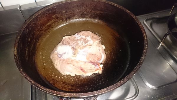 鍋內放少許橄欖油，小火煎。