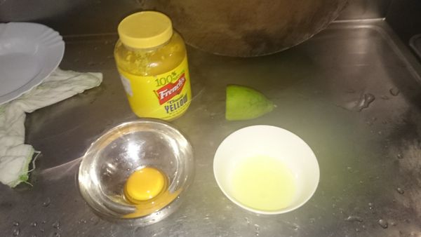 煎牛肉同時，製作芥末蛋黃醬，將蛋黃和蛋白分離。