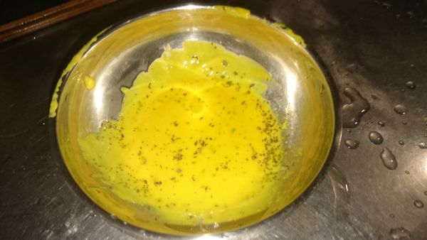 將蛋黃拌入芥末醬，加入少許薄荷葉（或其他香草依個人喜好）