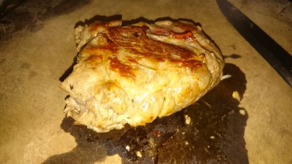 牛肉大火煎至焦黃色起鍋，靜置５分鐘後切片。