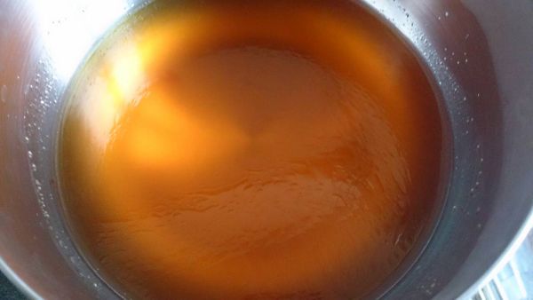 用豬油炒大一匙的冰糖，冰糖炒成褐色後，關火加半量杯水拌勻，再開火煮滾為糖色。
