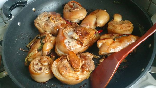 取一炒鍋，熱鍋倒入油，分別把薑炒至金黃色，倒入蒜頭翻炒，最後加入蔥段少至金黃色，八角放入炒香，將豬腳撈起至鍋中翻炒至肉縮，加入４大匙醬油持續將豬腳炒出焦香味，再加１大匙油膏調味，在分別加入步驟２糖色，加水蓋過豬腳，再加入２大匙酒，糖２小匙，胡椒粉１小匙，鹽1小匙。水滾後蓋鍋蓋轉小火，一小時後即可。