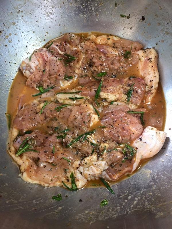 首先，雞肉至少要醃4小時以上，前一晚先醃也可。
雞肉較厚的部分用刀尖先刺幾個洞，讓醬汁好吸收！
醬汁部分：使用新鮮迷迭香（香氣很重，依個人口味）＋新鮮羅勒2片切碎（也可用九層塔代替）＋新鮮百里香2根（約8公分，切碎）＋乾燥巴西利＋義大利香料＋白酒（我是用Rosé / 粉紅酒）＋橄欖油＋黑胡椒＋鹽