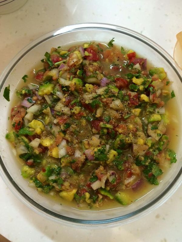 Avocado Salsa 酪梨莎莎醬：2顆檸檬榨汁備用。先將牛番茄、牛奶洋蔥、紫洋蔥、香菜切成細末，酪梨切成一大塊一大塊用手稍微捏碎，最後將全部的食材放在一起後，依序加入檸檬汁（份量依個人喜好）、黑胡椒、鹽、橄欖油或亞麻仁油，喜歡辣的朋友們可以加入些許辣椒唷！
