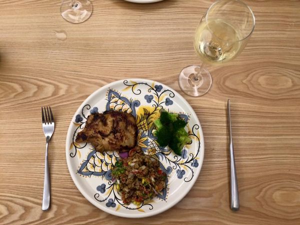 首先將雞皮那面用大火煎到金黃色（不沾鍋可不放油，鑄鐵鍋要喔），然後翻面再煎。同時準備將couscous跟salsa混在一起（可混再量一個容器裡，沒使用完的salsa莎莎醬還能夠來拿當蘇打餅乾的沾醬～～當宵夜吃～～）
最後，擺盤上菜再配上一杯白酒～perfect～