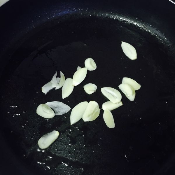 起ㄧ油鍋下蒜片下去煸炒