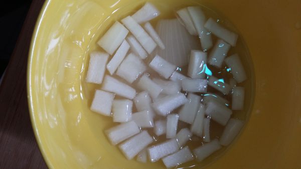 全部加在一起，水量大概半碗，放入電鍋，外鍋放1杯水