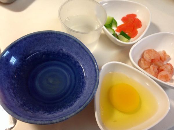 先備料，今天的紅蘿蔔片、蔥和小黃瓜片，皆燙熟備用 ; 蝦仁(去腸泥、再醃後汆燙熟)。
另備半碗溫開水先調味(鹽+烹大師)拌至溶解。