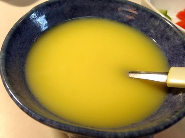 蛋輕輕撥散，倒入溫開水碗中，再輕輕的拌勻<避免過度拌打，蒸出會有孔洞>，電鍋倒0.8米杯的水，放入電鍋蒸，鍋蓋記得留一支筷子的空間透氣。