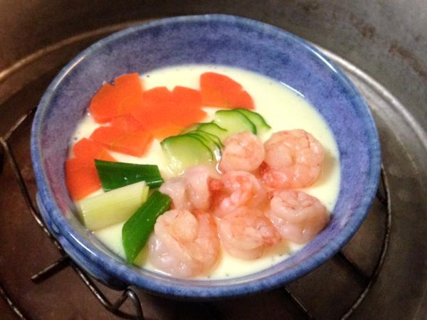 待蛋液表面已凝固<約15分>，將其他食材舖於蒸蛋上，直到電鍋跳起即可。