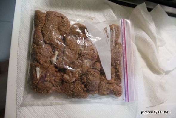 把十穀餅乾放入封口袋敲碎。將醃好的肉放入封口袋裡搖晃、按壓使餅乾屑均勻包裹肉片。