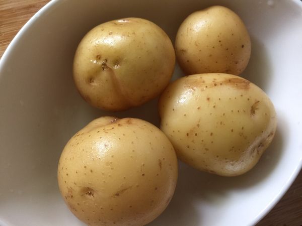 馬鈴薯放電鍋，外鍋放一杯水，蒸熟，電鍋跳起，把馬鈴薯放涼後切塊(去不去皮皆可)