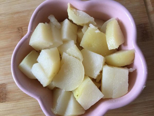 烤盅用奶油抹上一層薄油，放入馬鈴薯塊