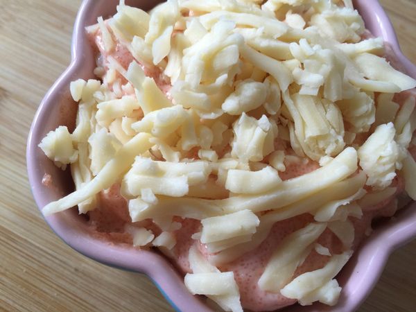 最後舖上滿滿的起司絲，放入烤箱，180度c烤5~8分鐘即可