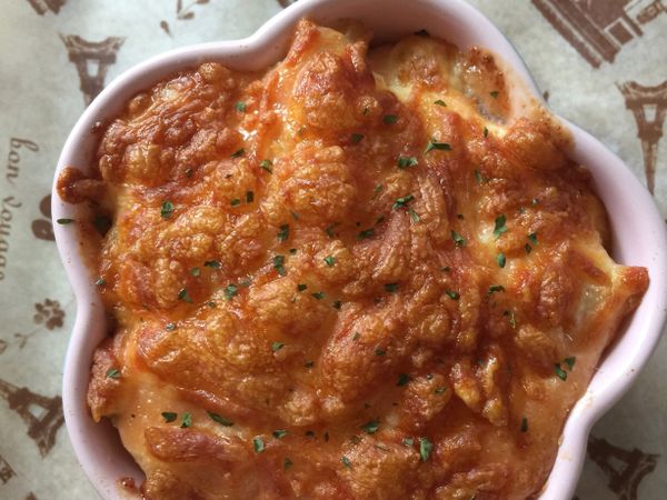 搭啦!~表面的起司烤得焦脆，超級誘人的一道小鹹點。