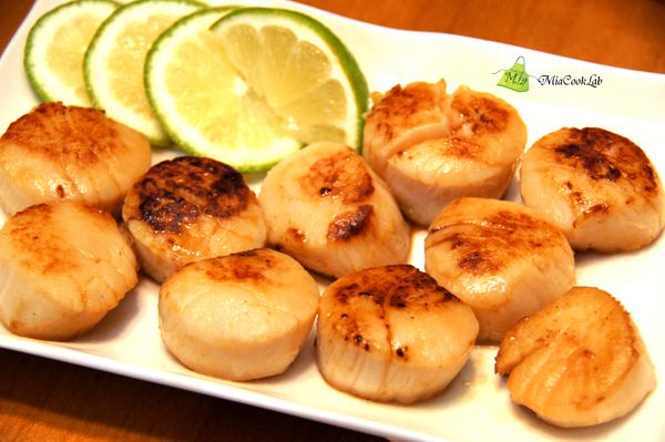 以同一份味噌醬續醃已經移至冷藏解凍的【老協珍加拿大野生干貝】半天~一天，料理前洗去附著在顆顆碩大干貝上的味噌後以紙巾吸乾表面水分，熱鍋熱油下干貝兩面煎金黃上色(約20~30秒)。消夜小酌好適合！ ^o^