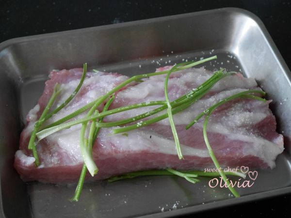 在松阪豬肉上均勻抹上鹽巴，在上下都放上香菜梗，冷藏半小時左右。
