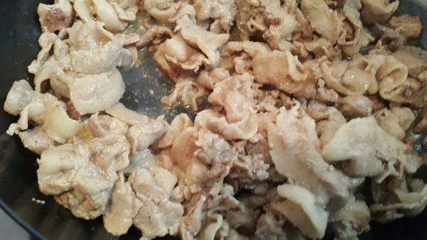 將蔥洗淨一半切末一半切段備用
起鍋將培根豬肉片放入鍋中逼出油質