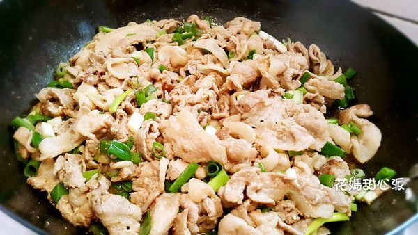 放入大把蔥段翻炒一下醬油熗鍋炒出香氣
加入黑胡椒及少許鹽調味後最後灑入蔥花拌勻即可