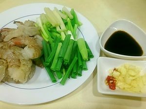備好食材 蝦仁背上劃開去腸泥 青蔥切中斷及蒜頭辣椒 
調味A先調好備用