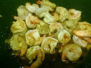 先加入蝦仁及少許的米酒略為拌炒
約半熟時加入已備好的調味A