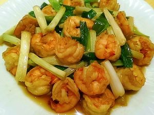 青蔥炒略為軟化後滴入香油 即可盛盤上桌