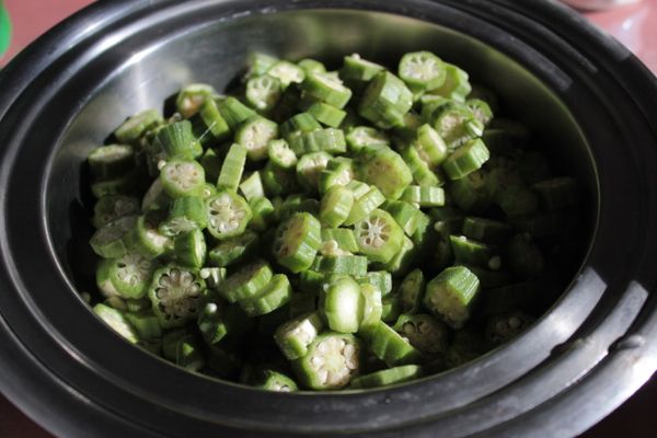 秋葵切丁......這份量就是一整合切完的樣子，今晚我們是一家五口嗑完整盤的!