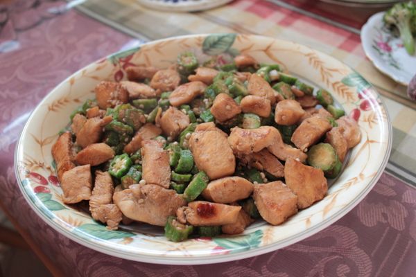 秋葵因為切丁所以很快就熟嚕!裝盤上桌...鋪在白飯上享用實在好吃啊!秋葵滑溜溜的口感~加了楓糖漿的醬燒雞肉~甜鹹甜鹹~~~今天又是盤底朝天啦...(*ˇωˇ*人) Enjoy it! :)