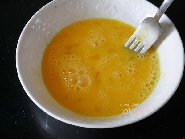 雞蛋、鮮奶和少許的鹽打散拌勻。