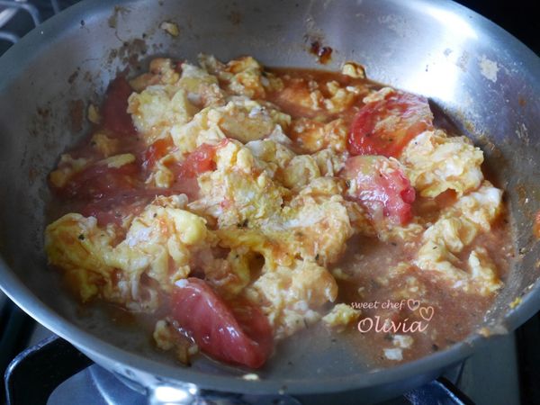 加入散蛋拌炒均勻，以鹽和黑胡椒調味即可。