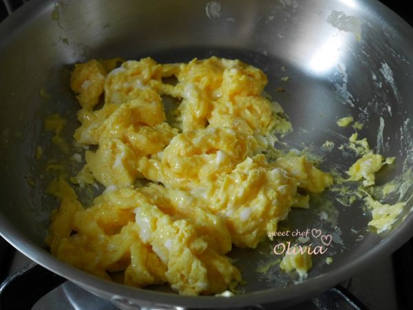 熱鍋熱油後，將蛋液下鍋，拌炒至七分熟成起備用。