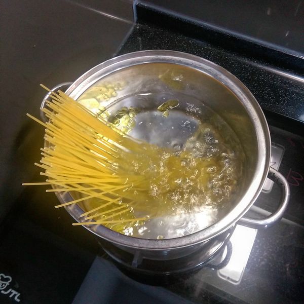 先燒一鍋水，水滾後加入少許的鹽，再以扇形放入麵條，烹煮時間建議比包裝上少1分鐘。