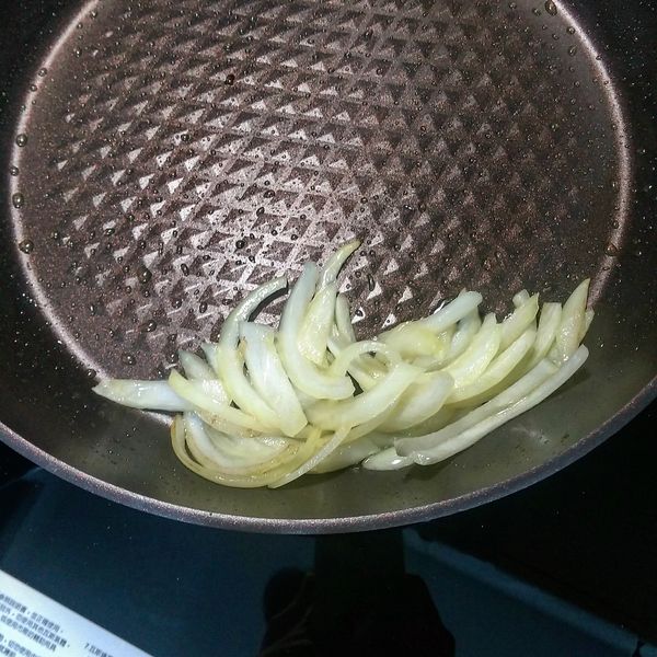 (洋蔥非必要；更新20170609)取一平底鍋，開火預熱，倒入橄欖油後加入洋蔥拌炒，拌炒至半透明稍微微焦即可。