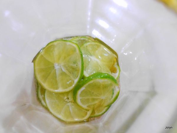 再疊檸檬片再淋蜂蜜一直交互疊滿