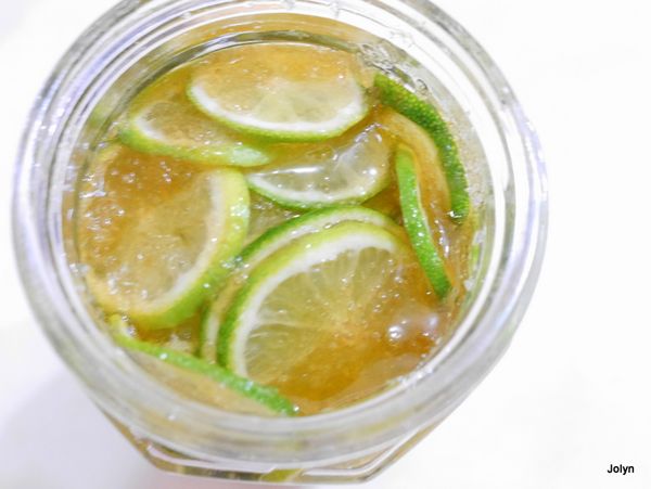 把罐子在布上抖抖，空會把蜂蜜、砂糖往下擠，最後剩餘空間用蜂蜜把罐子加滿，密封冰個４天