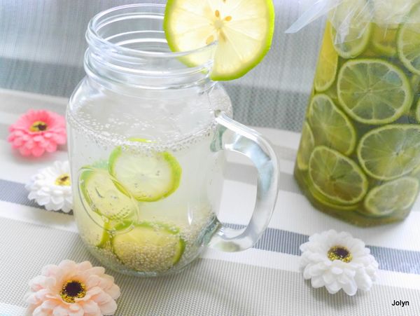 泡時加個奇亞籽、水、小碎冰。另加入適量檸檬汁、蜂蜜。好喝的［蜜漬檸檬奇亞籽凍飲］，檸檬含有豐富的維生素P，可以強化毛細血管，但還是要適量飲用唷～