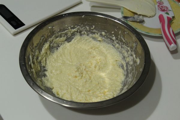 將奶油和糖粉和鹽用打蛋器攪拌打散，在分次加入蛋液，攪拌均勻後再加入過篩的麵粉，用飯匙攪拌均勻成糰