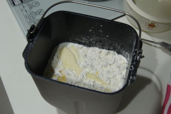 把酵母粉以外的東西丟放入麵包機容器中，鮮奶沿著邊邊倒入，酵母粉放入酵母盒