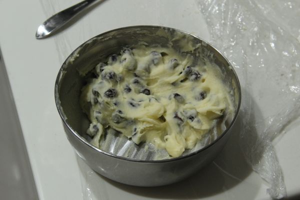 先將奶油軟化用湯匙壓成泥，在加入糖粉攪拌均勻，接著加入奶粉拌勻，最後再放入適量的葡萄乾，就完成啦! 先放入冰箱冷藏備用