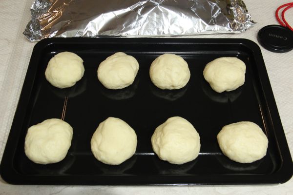 輕輕的把麵團壓一壓，把空氣壓出來，然後滾圓，放置烤盤上；
蓋上濕布或鋁箔紙，放杯熱水在烤箱內，放置等鬆弛 15 分鐘