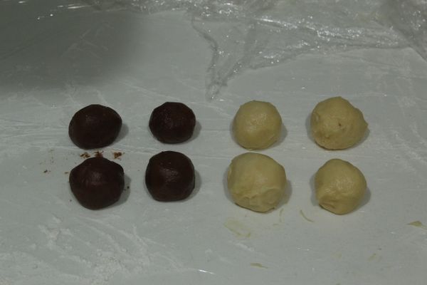 15 分後休息好的麵團，先取出備用；
同時將 [菠蘿皮] 從冰箱拿出來，將2種口味各分成4等份，滾圓待用