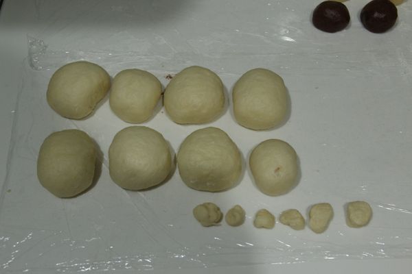 包起交合處稍為捏一下，滾圓收口朝下； 
[Note] 那六顆小麵糰是待會給最後一個麵糰來做烏龜菠蘿用的~哈